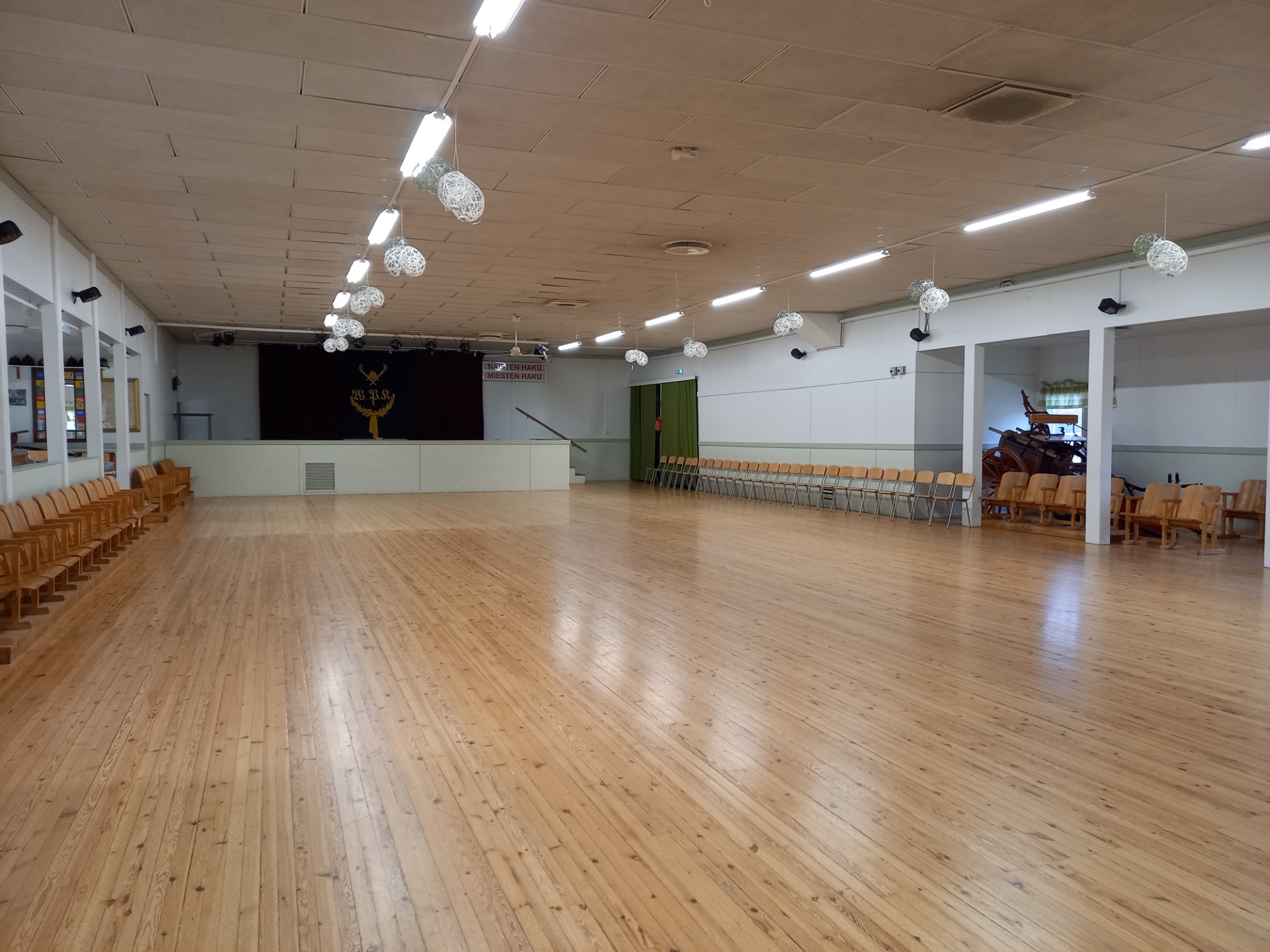 Salin lattia on koivuparkettia